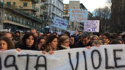Napoli, 17enne accoltellato dal branco: il corteo per dire “no alla violenza” 6