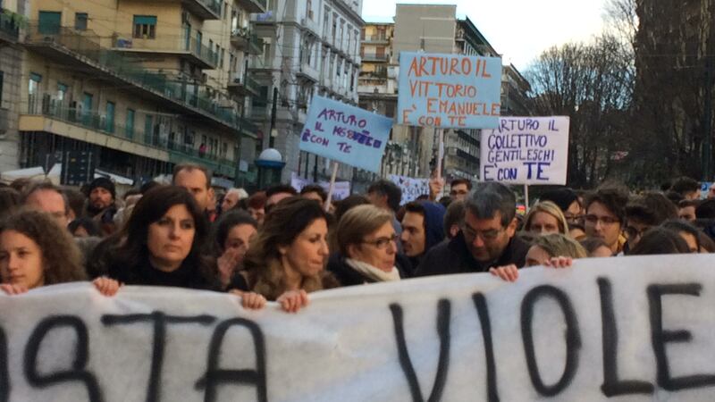 Napoli, 17enne accoltellato dal branco: il corteo per dire “no alla violenza” 6