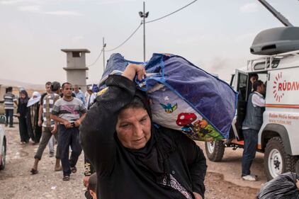 Civili di Mosul si allontanano dalla città occupata dall'Isis