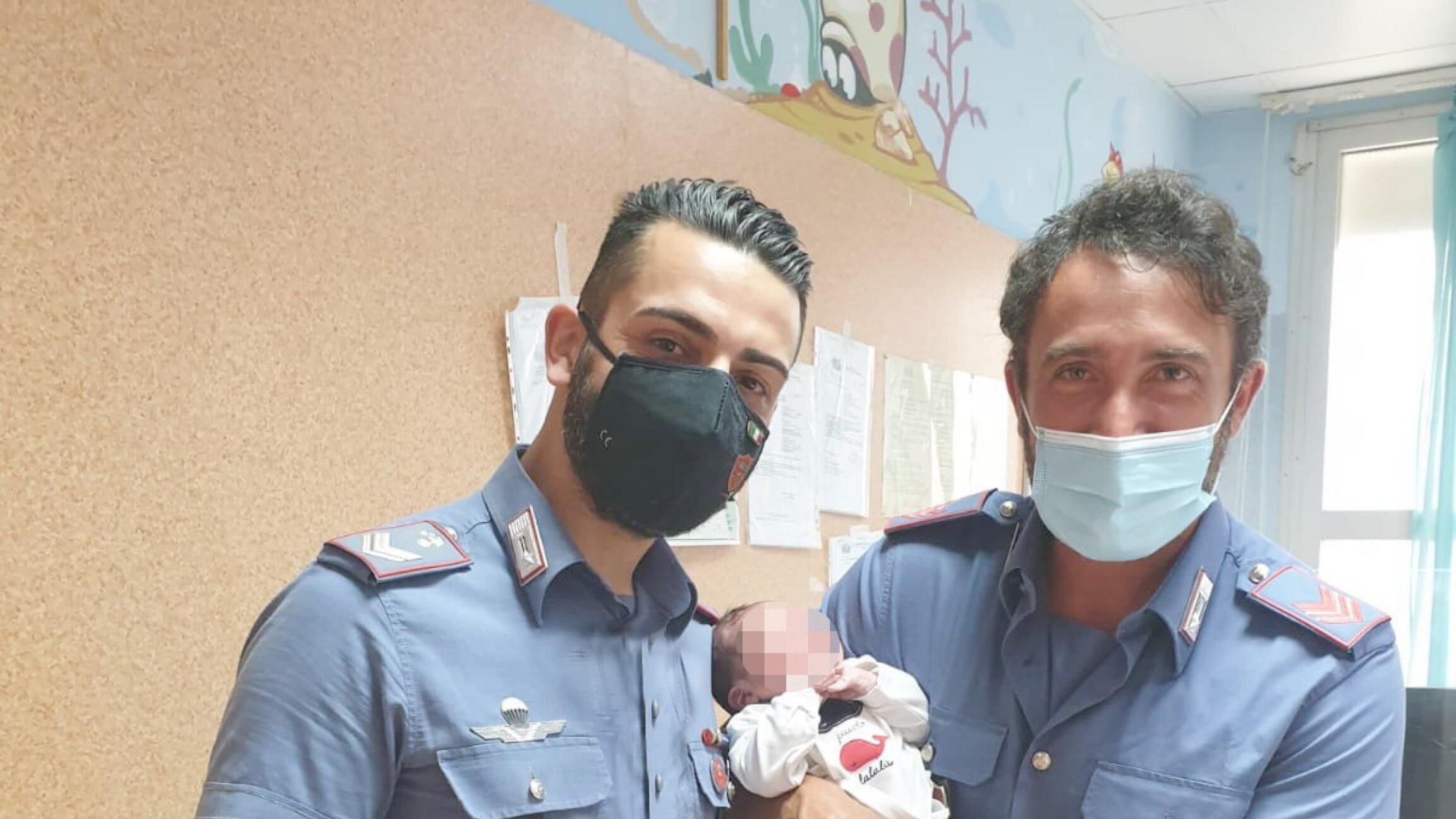 Neonato abbandonato in una cesta: aveva ancora il cordone ombelicale