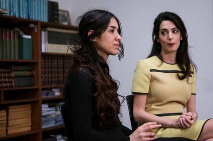 Amal Clooney con il "pancino" all'evento contro l'Isis 42