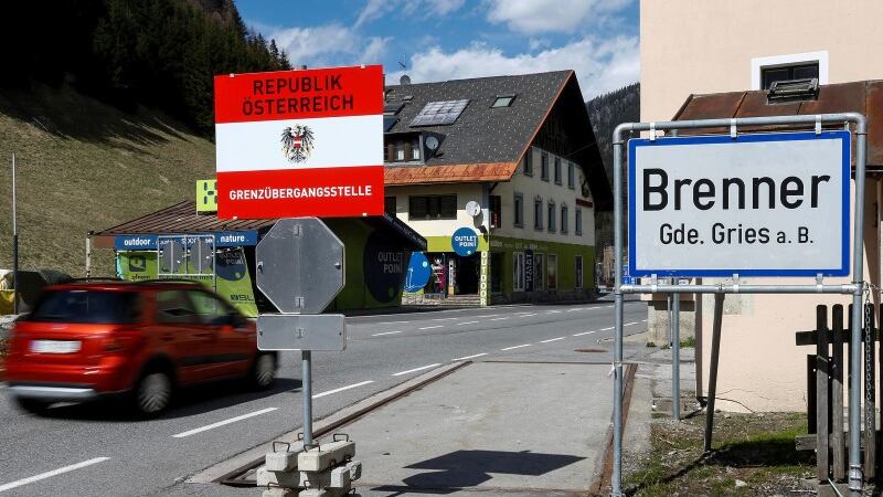 Tensione per i passaporti: salta il vertice Austria-Italia