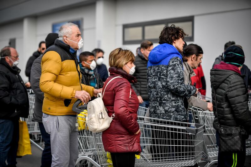 Code al supermercato nella zona del lodigiano colpita dal Coronavirus 2