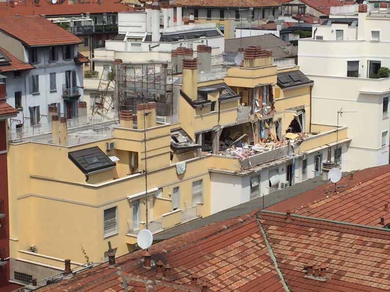 Milano, la palazzina dopo l'esplosione 1
