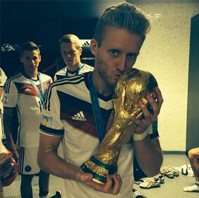 I calciatori tedeschi e gli scatti con la Merkel 3