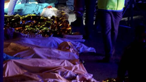 Bus sfonda la recinzione del cavalcavia, precipita sui cavi dell'elettricità e prende fuoco. Vittime e tantissimi feriti 1