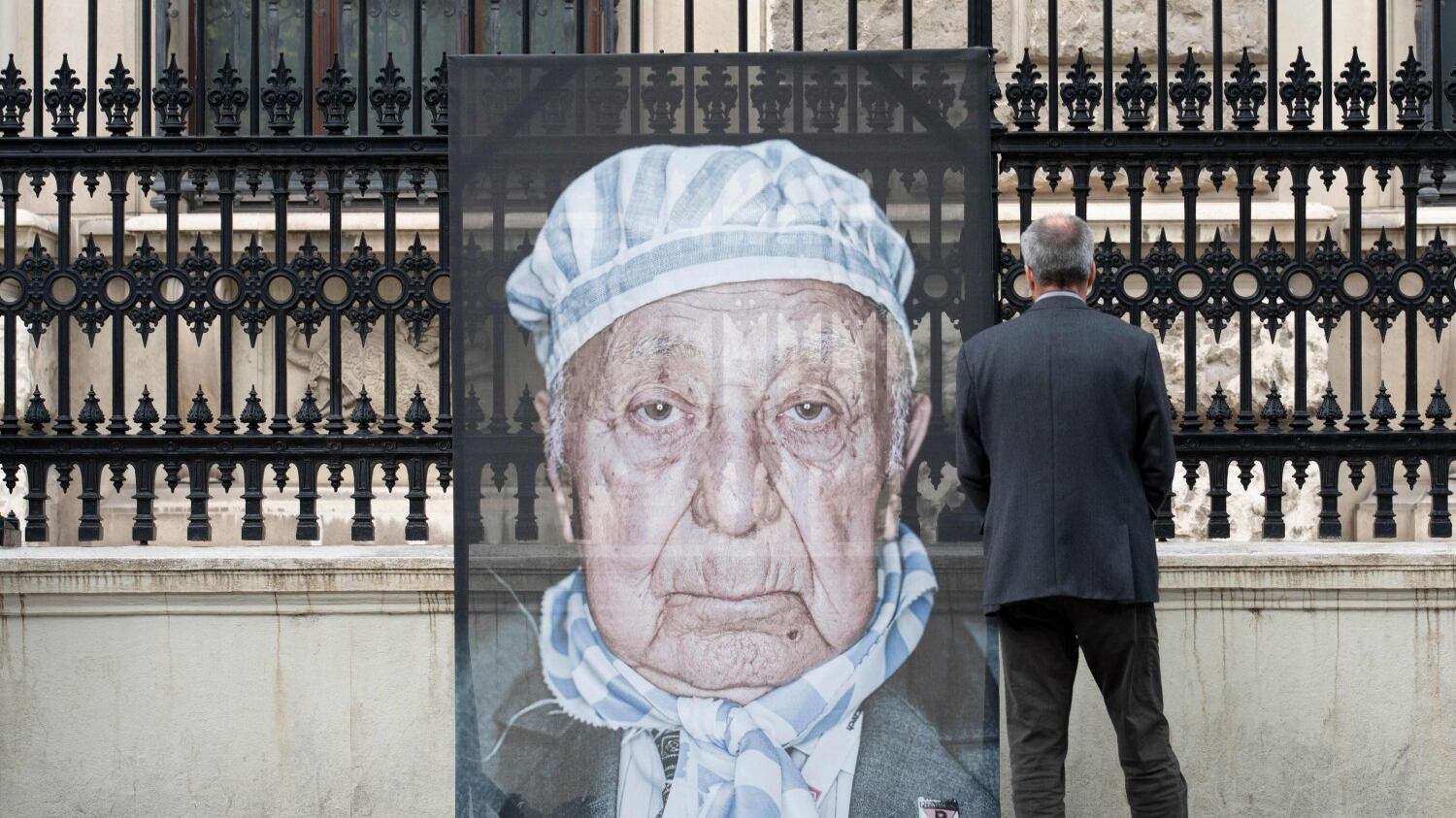Sfregiate con le svastiche le foto dei superstiti della Shoah