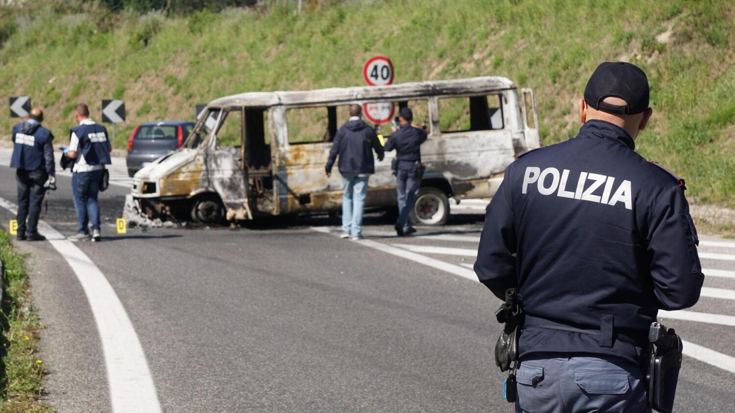 Assalto a un portavalori in A14: sparatoria e automobili in fuoco