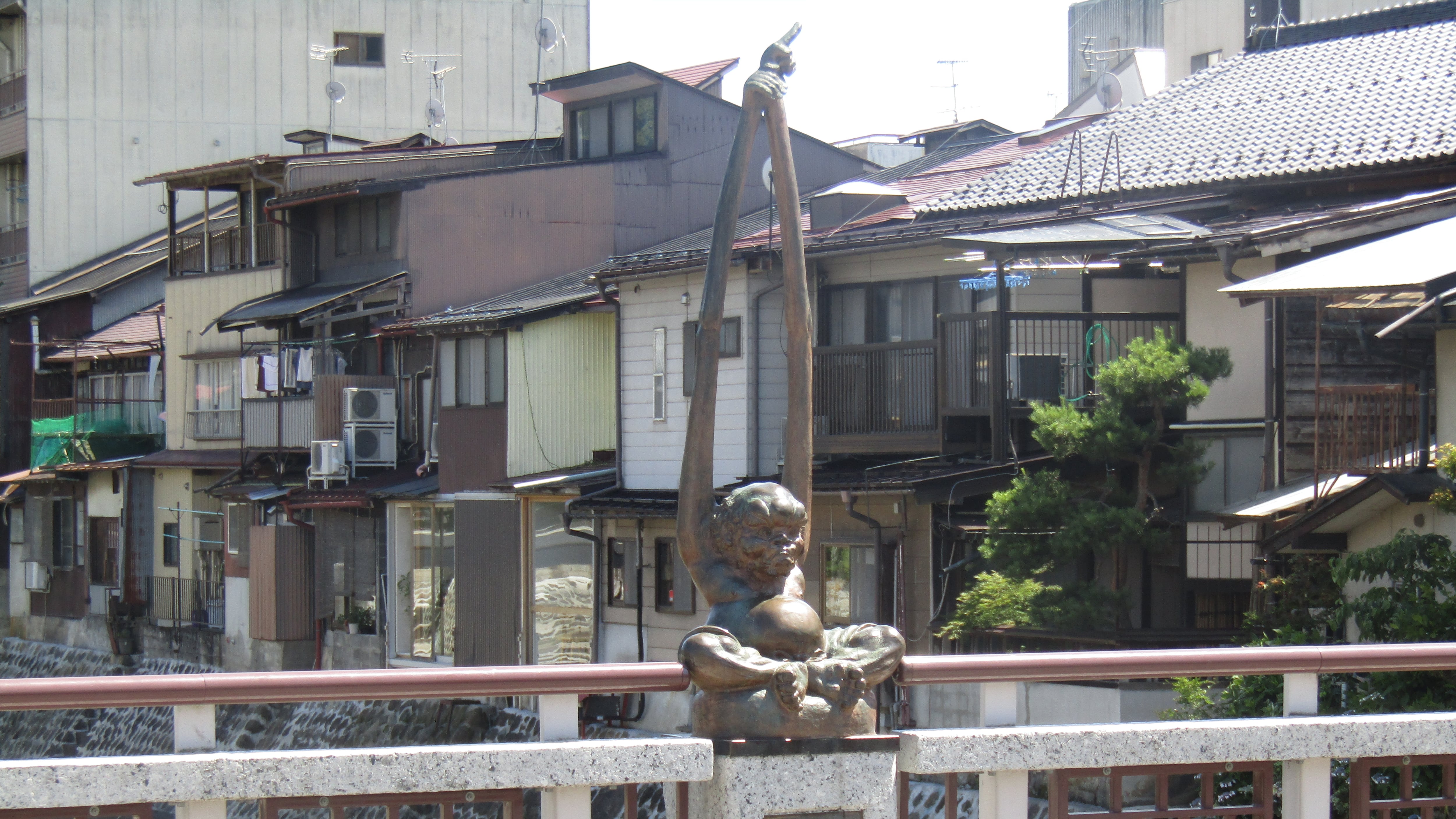 A Takayama, sul ponte dei "mostri" a difesa della tradizione