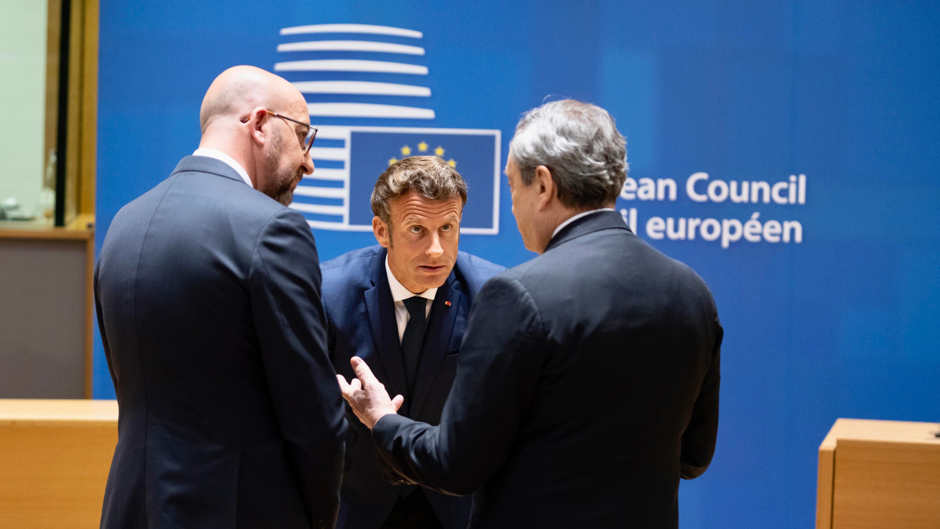 Draghi sfida Putin. "Non deve vincere". Grano, via libera all'intervento turco