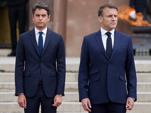 Macron ritarda la partenza e tenta il dialogo coi gollisti. "Un'intesa senza estreme"