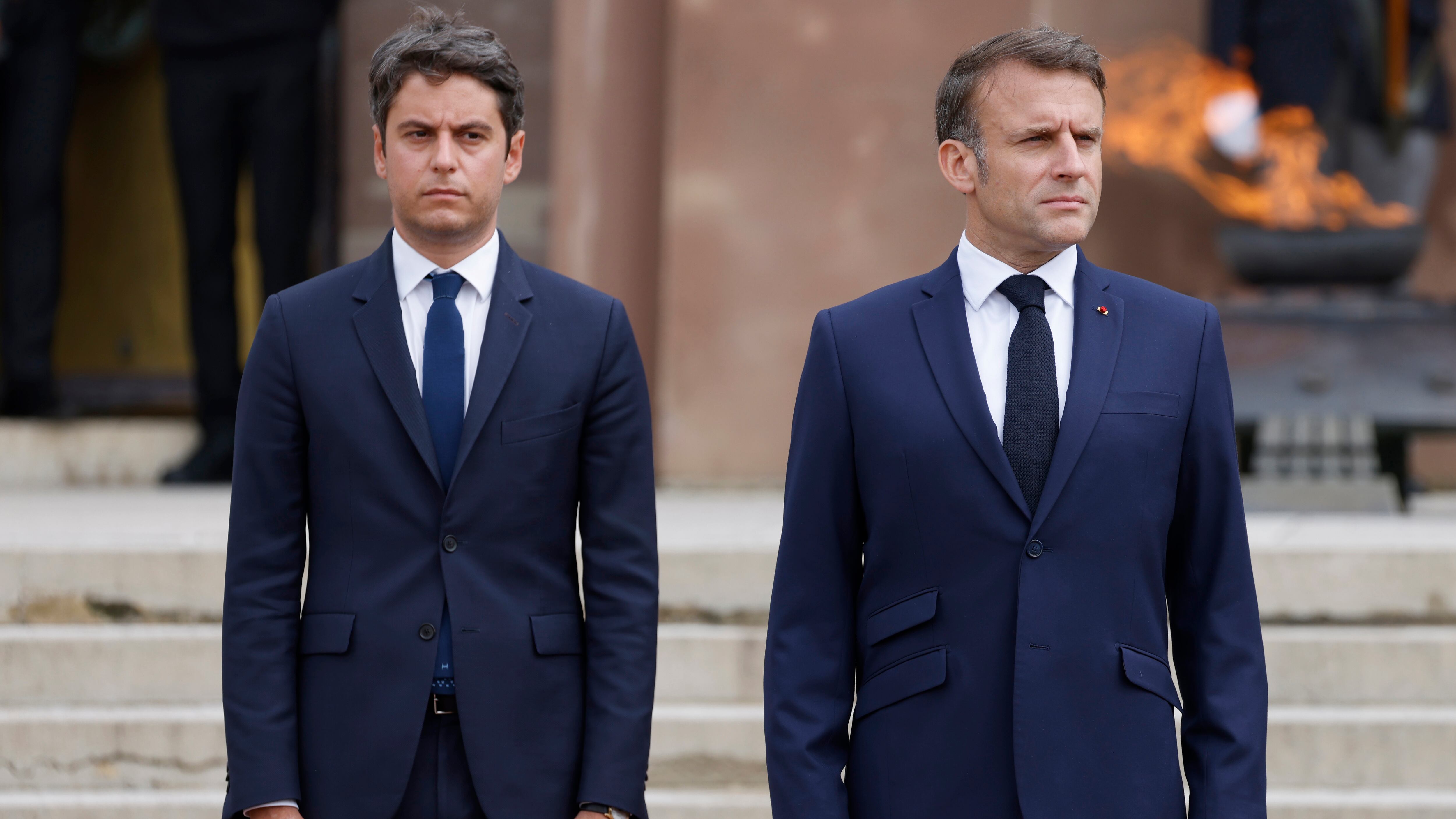 Macron ritarda la partenza e tenta il dialogo coi gollisti. "Un'intesa senza estreme"