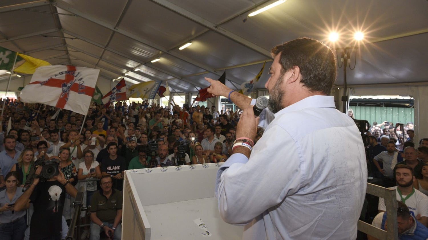 A Pontida debutta il Tricolore. E Salvini promette: "Presto torneremo al governo"
