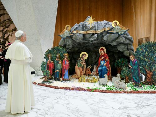 Il Papa benedice il presepe "pro life" lungo cinque metri