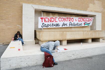 Tende anti-Israele alla Sapienza: il campeggio dei collettivi rossi 7