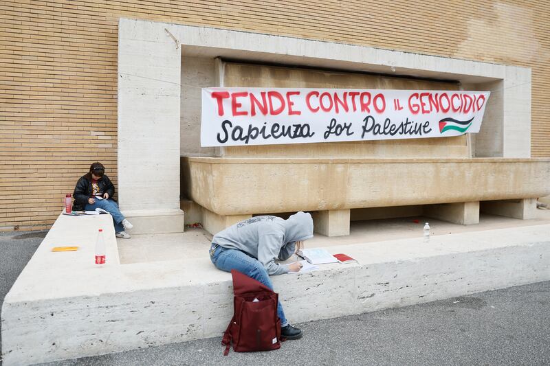 Tende anti-Israele alla Sapienza: il campeggio dei collettivi rossi 7