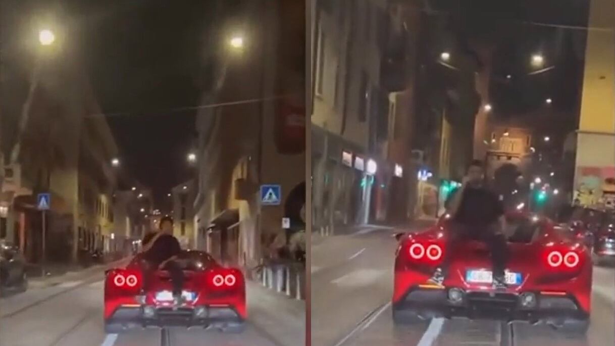 Ultima follia a Milano: al cellulare seduto su una Ferrari