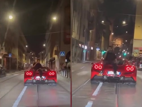 Ultima follia a Milano: al cellulare seduto su una Ferrari