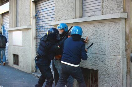 Sgombero dei centri sociali, scoppia la guerriglia a Milano 10