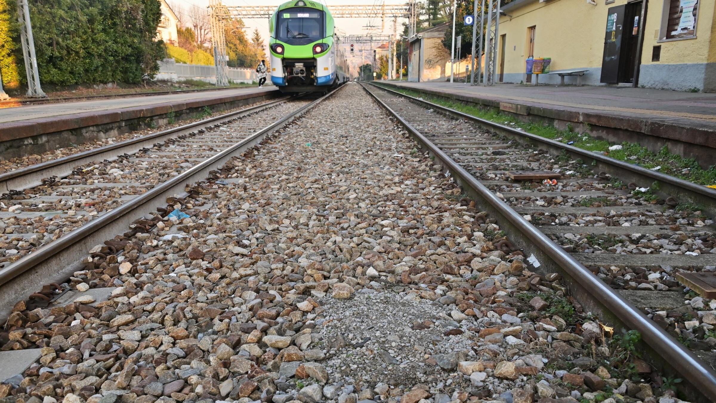 Ragazzina abusata nei bagni della stazione nel leccese, arrestato 15enne