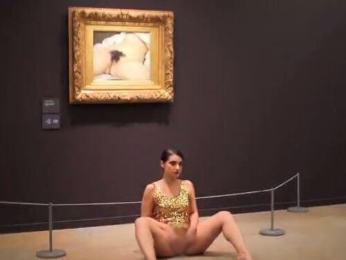 Posa nuda al Musée d'Orsay davanti a L'Origine du monde