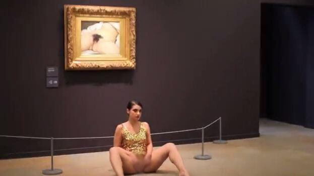 Posa nuda al Musée d'Orsay davanti a L'Origine du monde