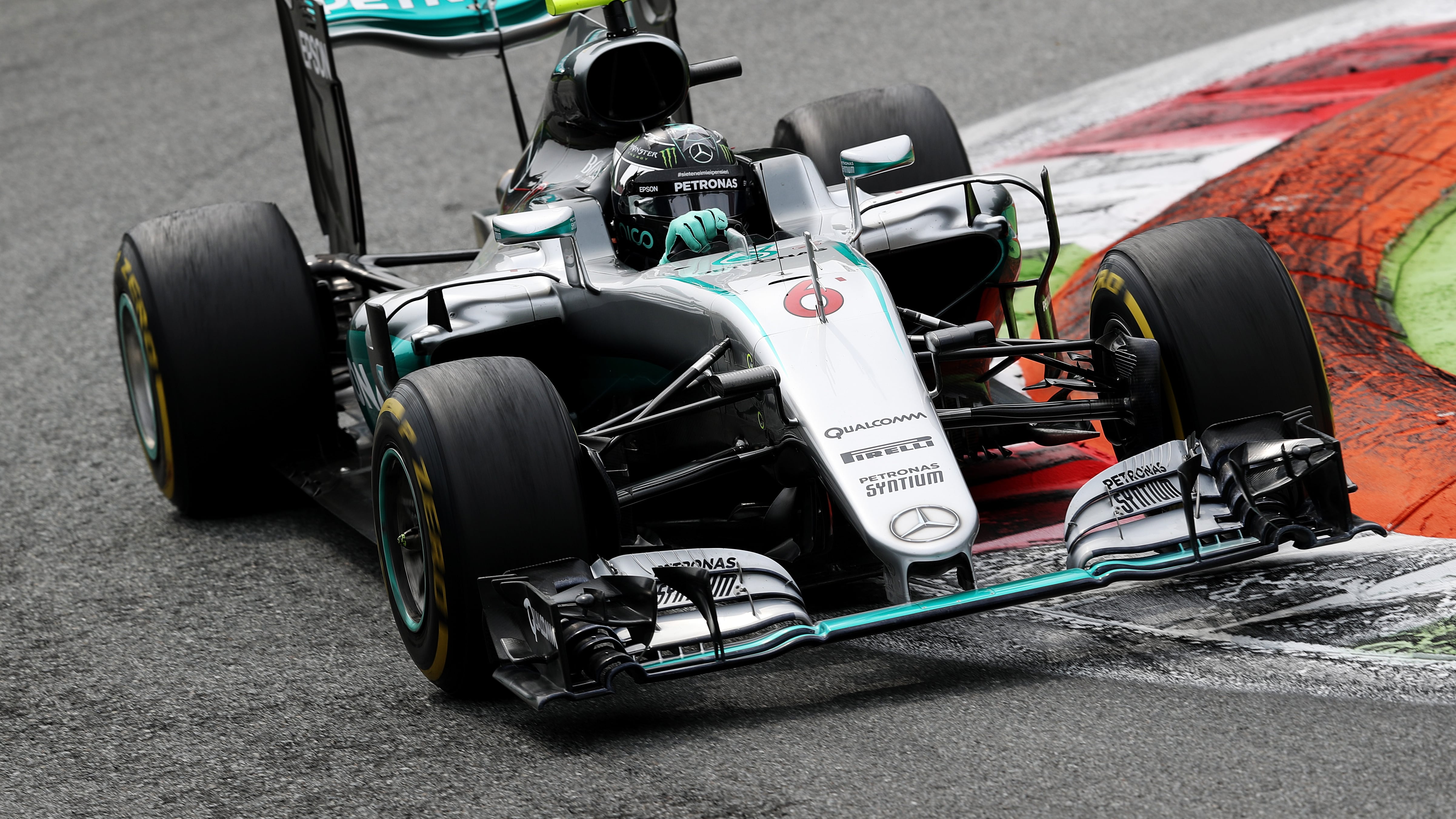 Briciole e mal di pancia per la Ferrari La vetta per Rosberg