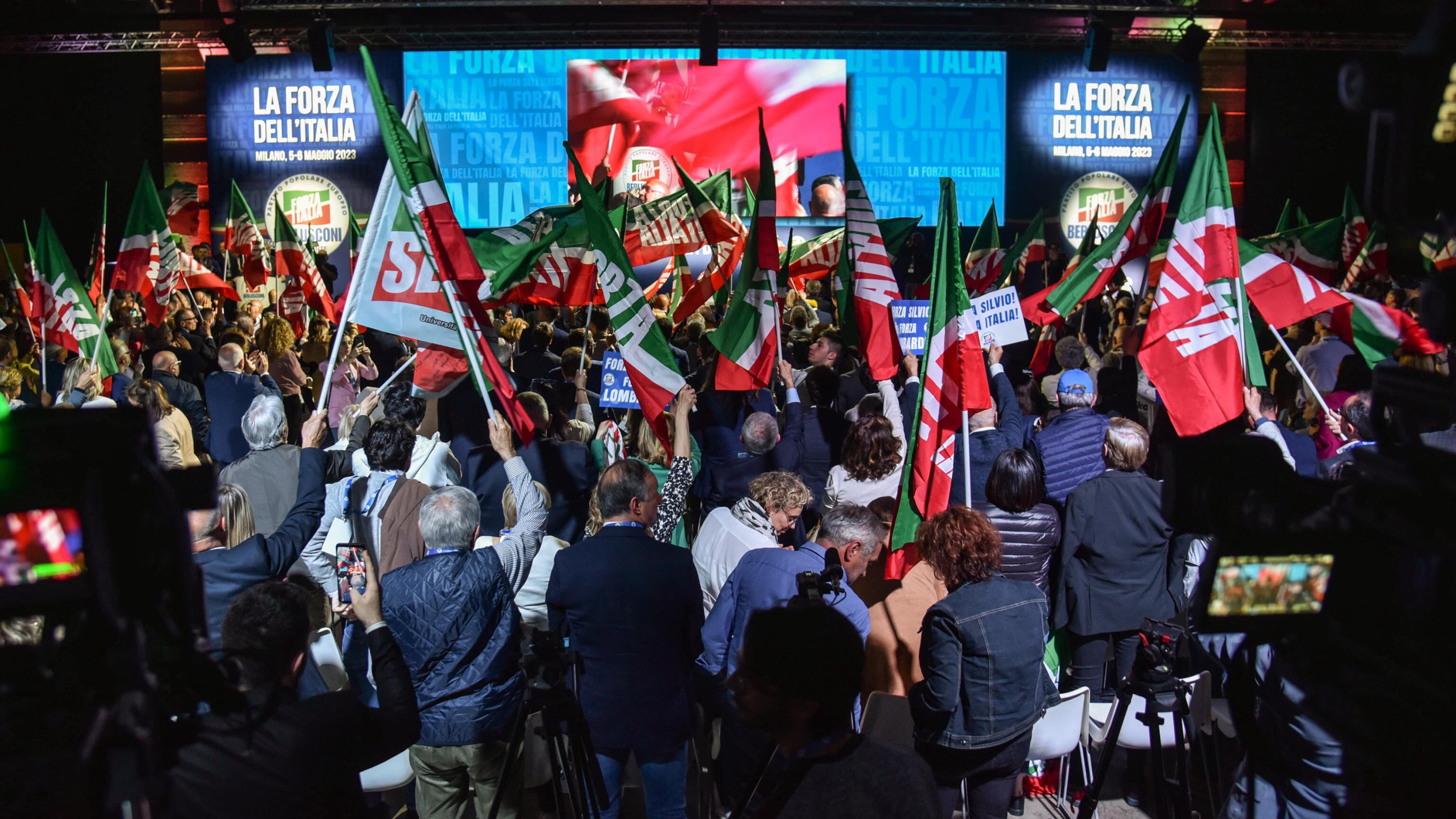Sondaggio: "Fi cresce di 5 punti". L'esperto: "Gli anti in calo"