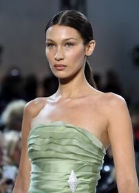 Bella Hadid sexy in passerella, foto 4