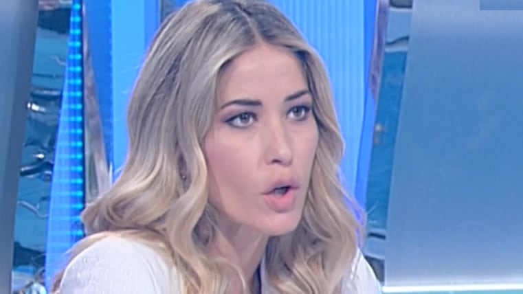 "Facile quando la sposa non sei tu", "Abbassa i toni": le spose se la prendono con la Santarelli