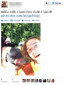 I selfie da soli sono superati: adesso si passa agli autoscatti coi senzatetto  5
