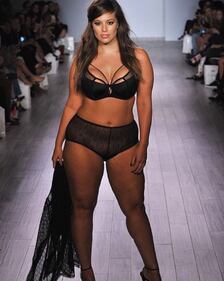 Ashley Graham, la modella curvy che fa impazzire il mondo 25