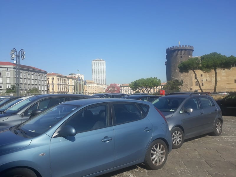 Scempio a Palazzo Reale: cortili trasformati in parcheggi 3