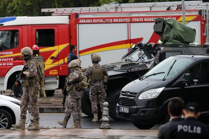 Attentato in Turchia: kamikaze si fa esplodere davanti al ministero degli Interni ad Ankara 5