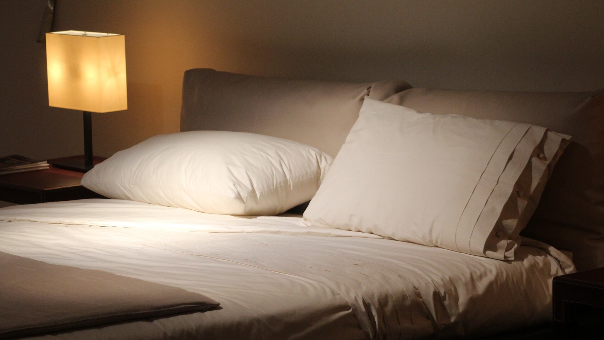 Mal di schiena da letto: come scegliere il materasso a 60 anni