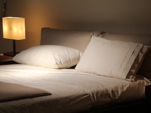 Mal di schiena da letto: come scegliere il materasso a 60 anni