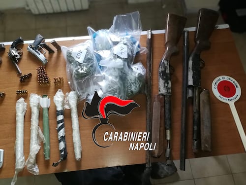 Droga, armi e razzi nella palazzina in ristrutturazione