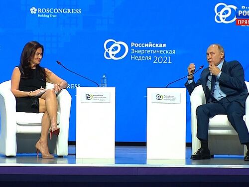 Putin perde la pazienza con la reporter: "È una bella donna ma non sente quello che dico"