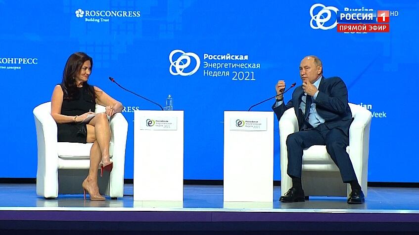 Putin perde la pazienza con la reporter: "È una bella donna ma non sente quello che dico"