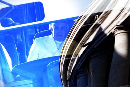 Il Papa viaggia in pullman verso Ariccia 5