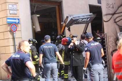 Bologna, esplosione in centro: sventrato un ristorante giapponese 5
