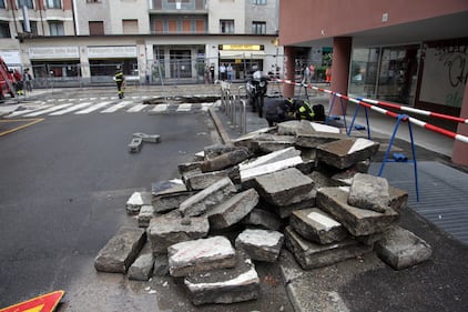 Maltempo a Milano: voragine da 12 metri in centro 8