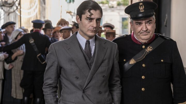 Lino Guanciale è Ricciardi, il barone che fa il commissario