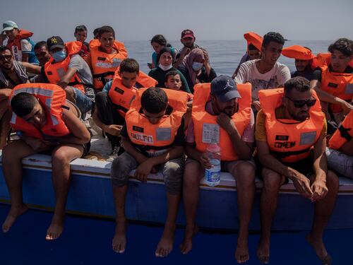 La Germania ci insulta. Ma si tiene i migranti