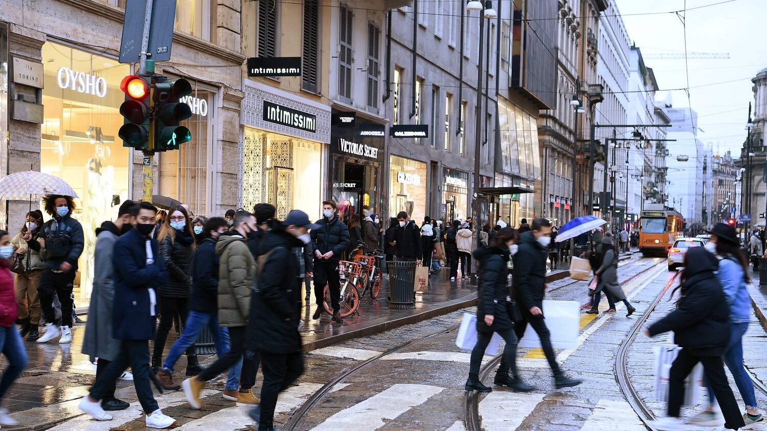 A Milano tornano le mascherine all'aperto: chi deve mettterla