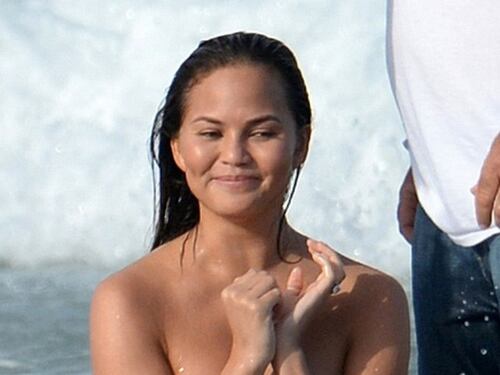 La modella Chrissy Teigen completamente nuda
