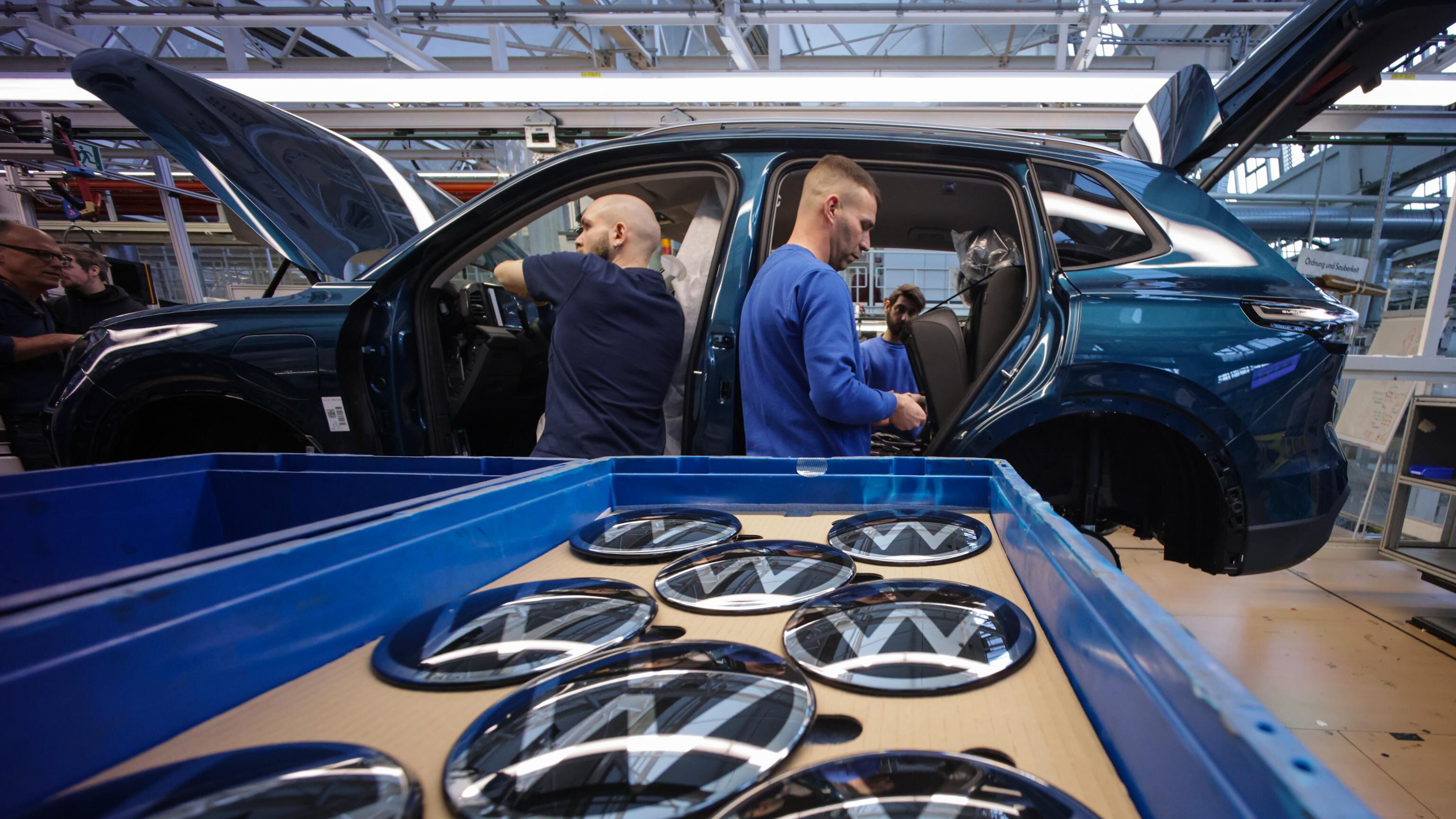 VW, "solo" 50mila tagli. Stellantis va al sorpasso