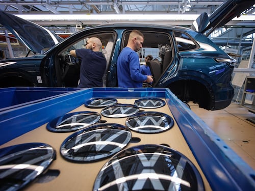 VW, "solo" 50mila tagli. Stellantis va al sorpasso
