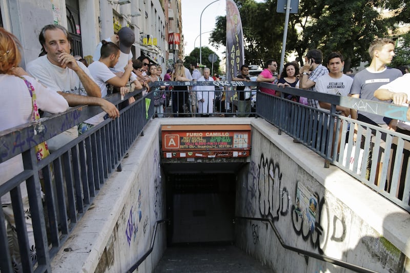Roma, bimbo cade nel vano ascensore 11