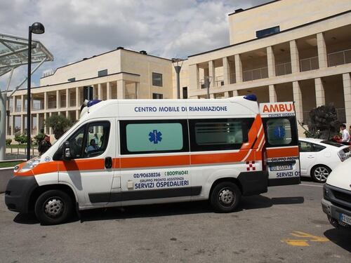 Milano, pirata della strada investe cinque persone: un bimbo è grave